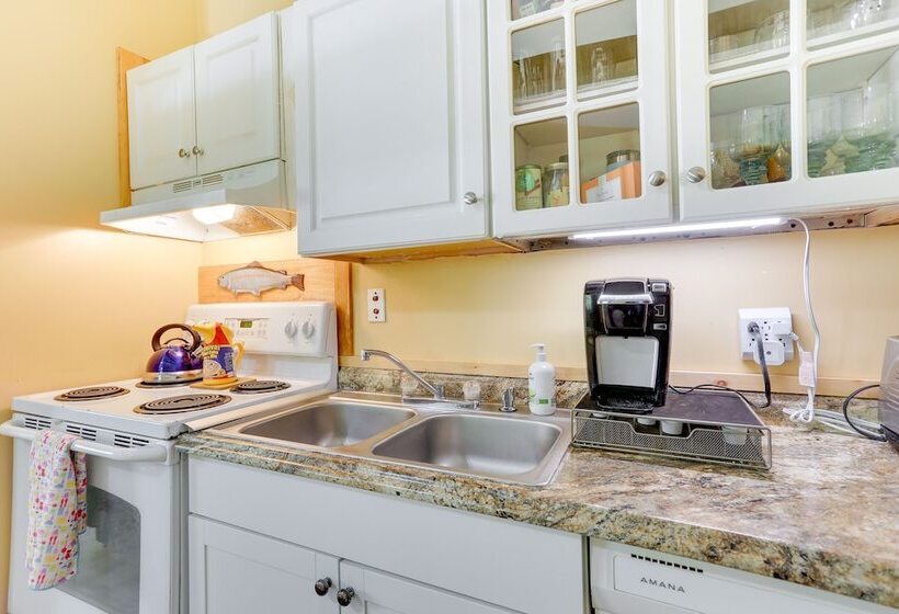 Pools & Ski Access: Lackawaxen Cottage W/ Deck!