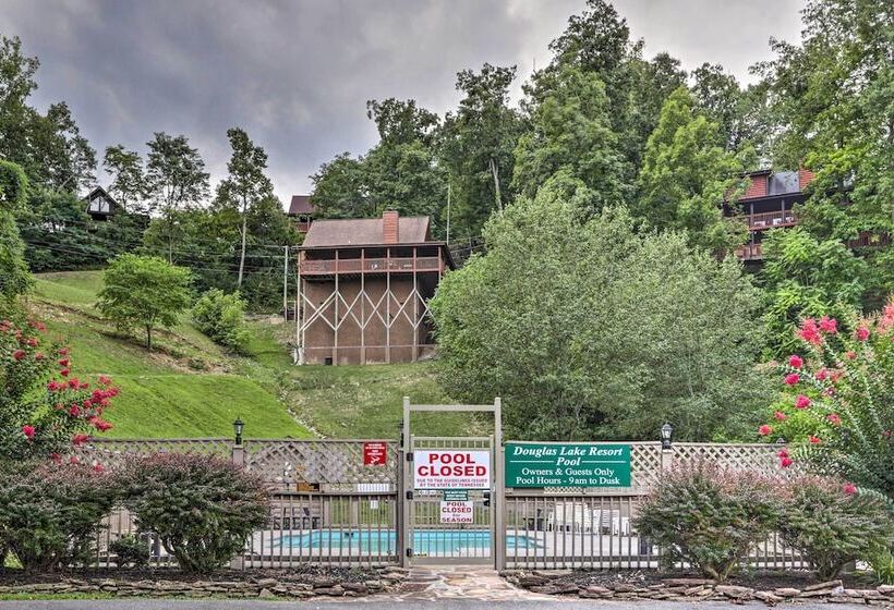 Sevierville Cabin: Private Deck, Community Pool!