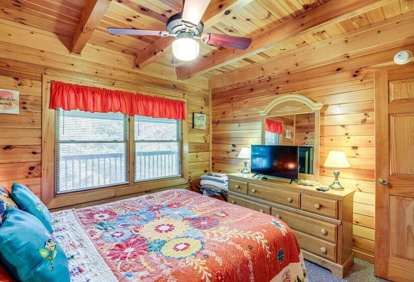Sevierville Cabin: Private Deck, Community Pool!