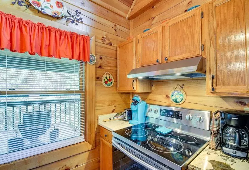 Sevierville Cabin: Private Deck, Community Pool!