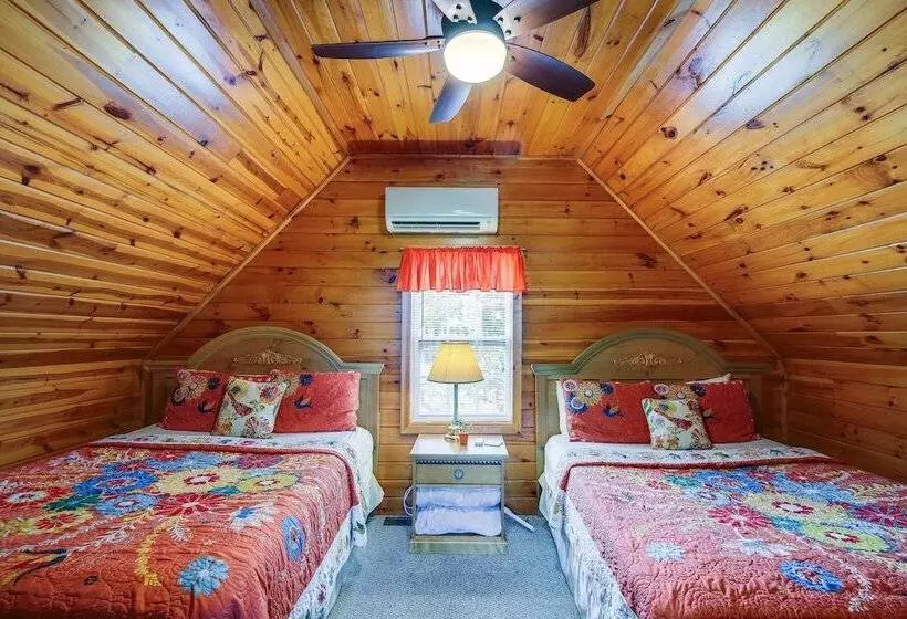 Sevierville Cabin: Private Deck, Community Pool!