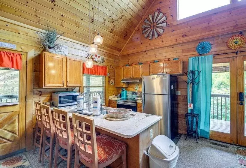 Sevierville Cabin: Private Deck, Community Pool!