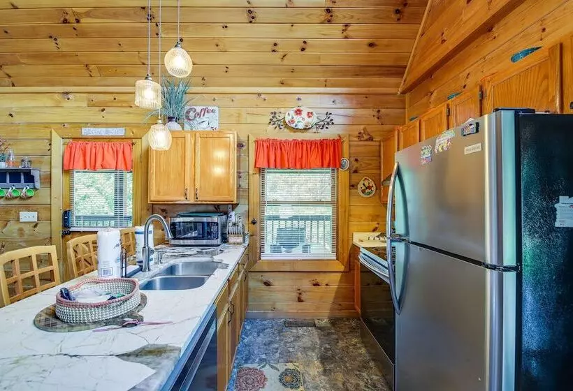 Sevierville Cabin: Private Deck, Community Pool!