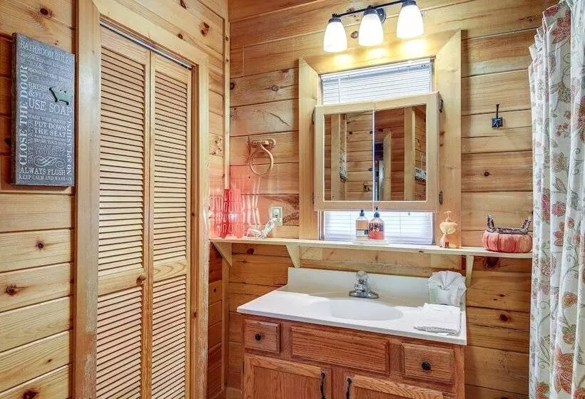 Sevierville Cabin: Private Deck, Community Pool!