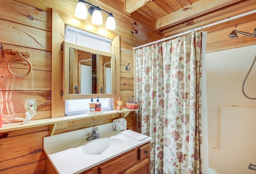 Sevierville Cabin: Private Deck, Community Pool!