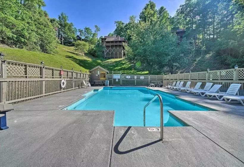 Sevierville Cabin: Private Deck, Community Pool!
