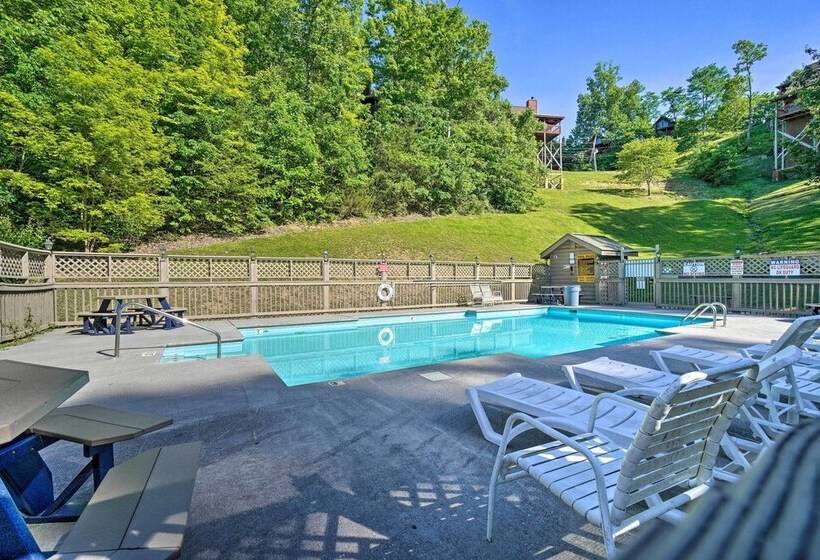 Sevierville Cabin: Private Deck, Community Pool!