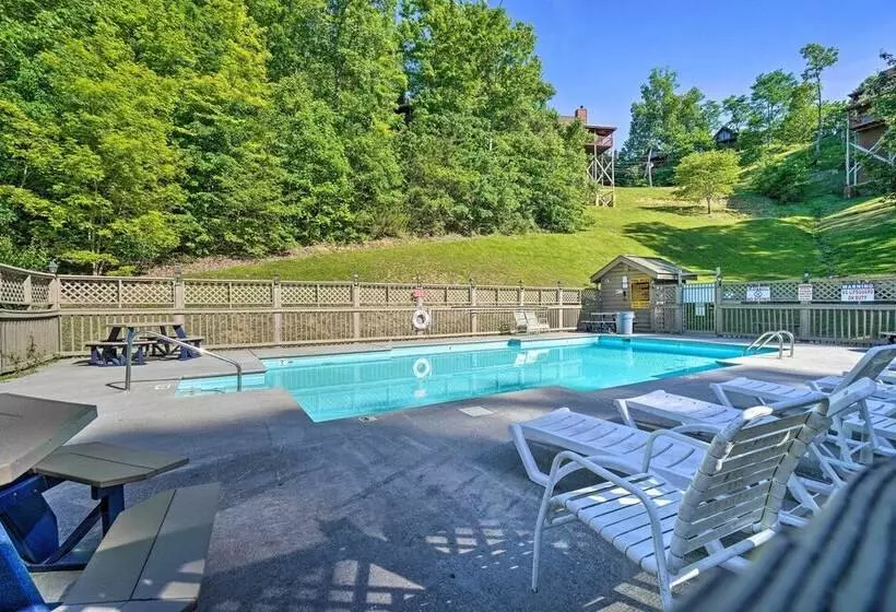 Sevierville Cabin: Private Deck, Community Pool!