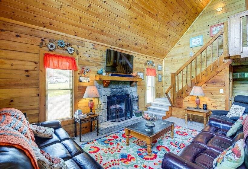 Sevierville Cabin: Private Deck, Community Pool!