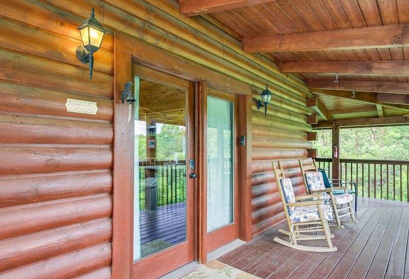 Sevierville Cabin: Private Deck, Community Pool!