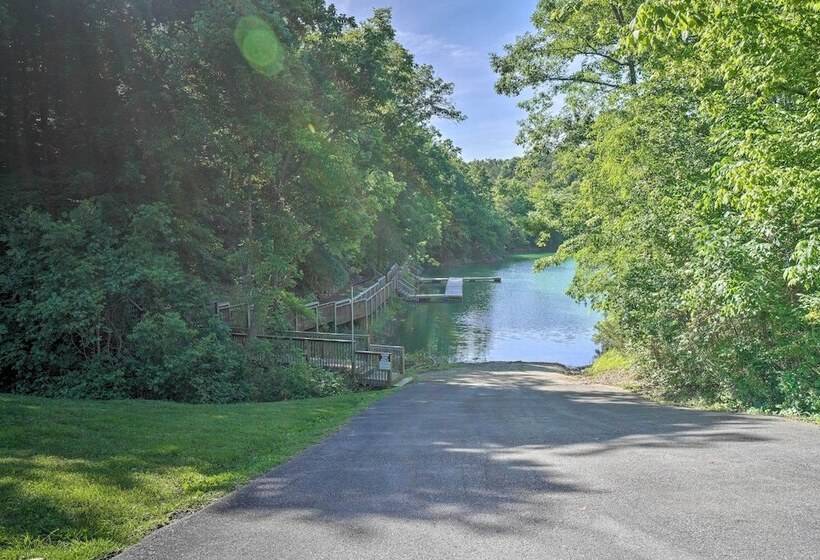 Sevierville Cabin: Private Deck, Community Pool!