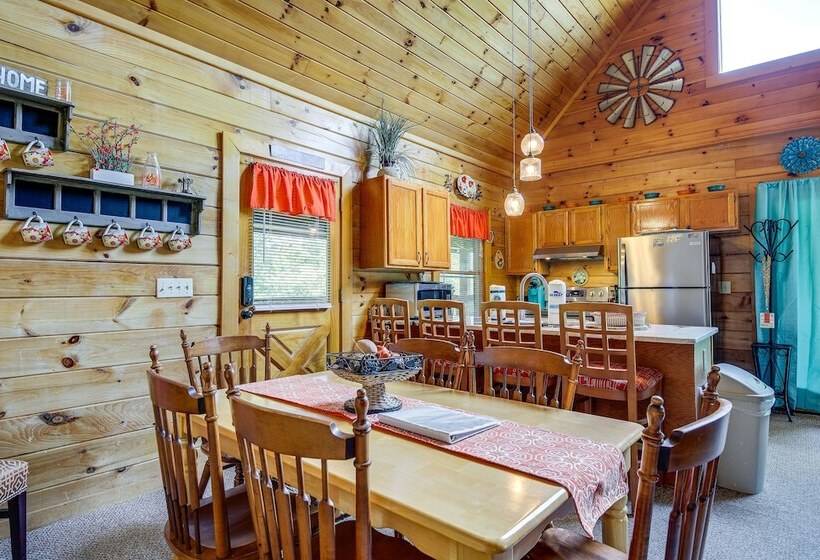 Sevierville Cabin: Private Deck, Community Pool!