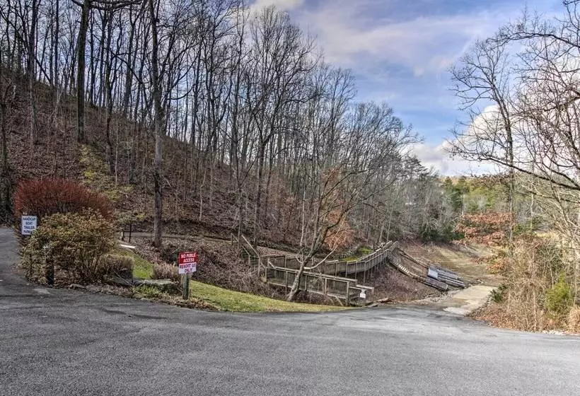 Sevierville Cabin: Private Deck, Community Pool!