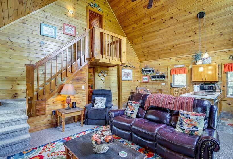 Sevierville Cabin: Private Deck, Community Pool!