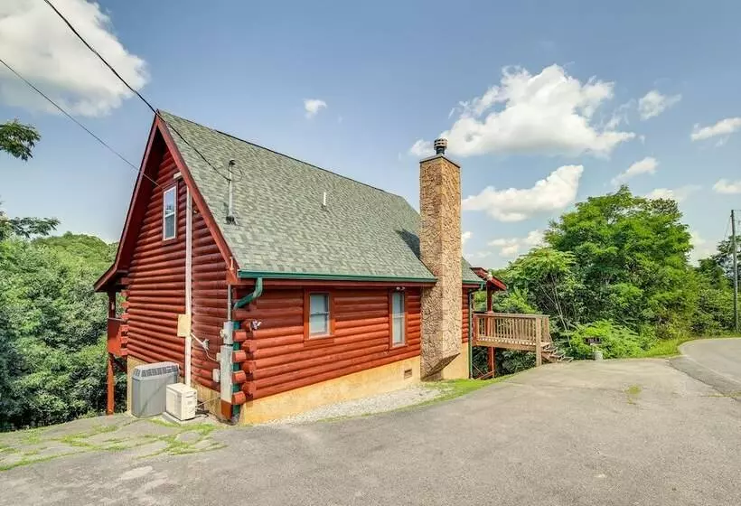 Sevierville Cabin: Private Deck, Community Pool!