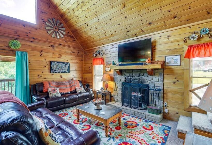 Sevierville Cabin: Private Deck, Community Pool!
