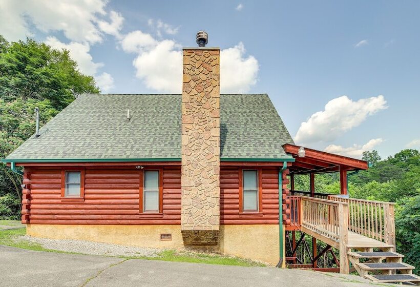 Sevierville Cabin: Private Deck, Community Pool!