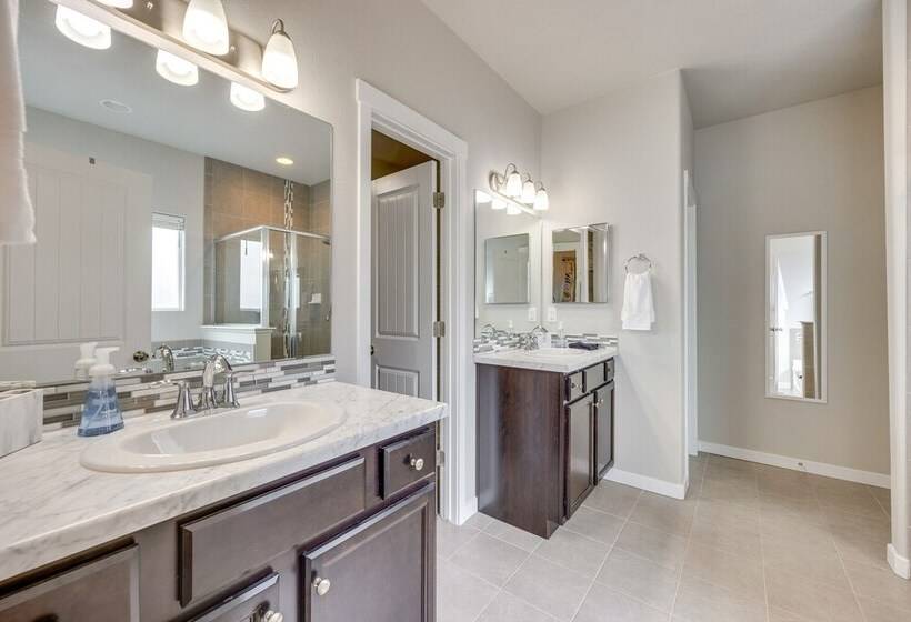 Stunning Peyton Retreat W/ Game Room, Private Yard