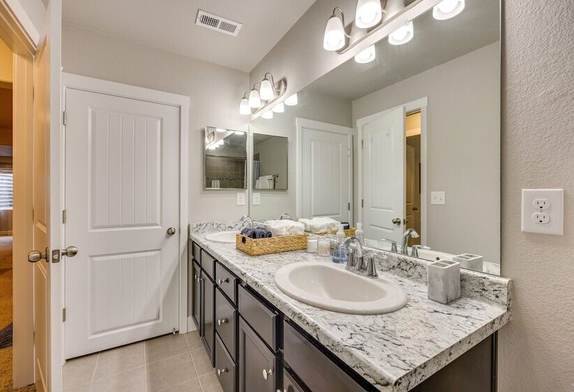 Stunning Peyton Retreat W/ Game Room, Private Yard