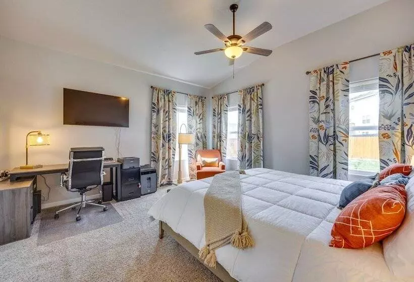 Stunning Peyton Retreat W/ Game Room, Private Yard