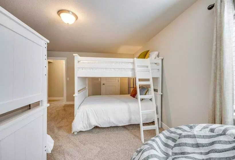 Stunning Peyton Retreat W/ Game Room, Private Yard