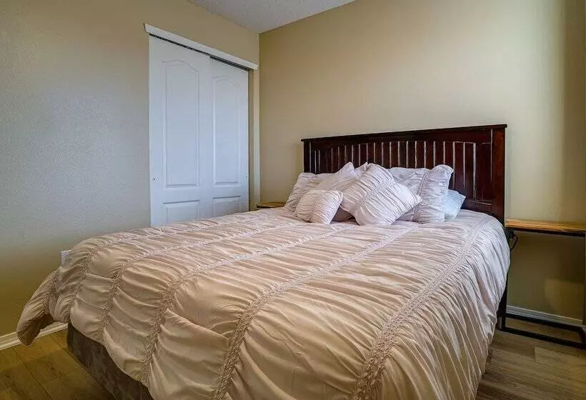 Sunny El Paso Home W/ Private Yard!