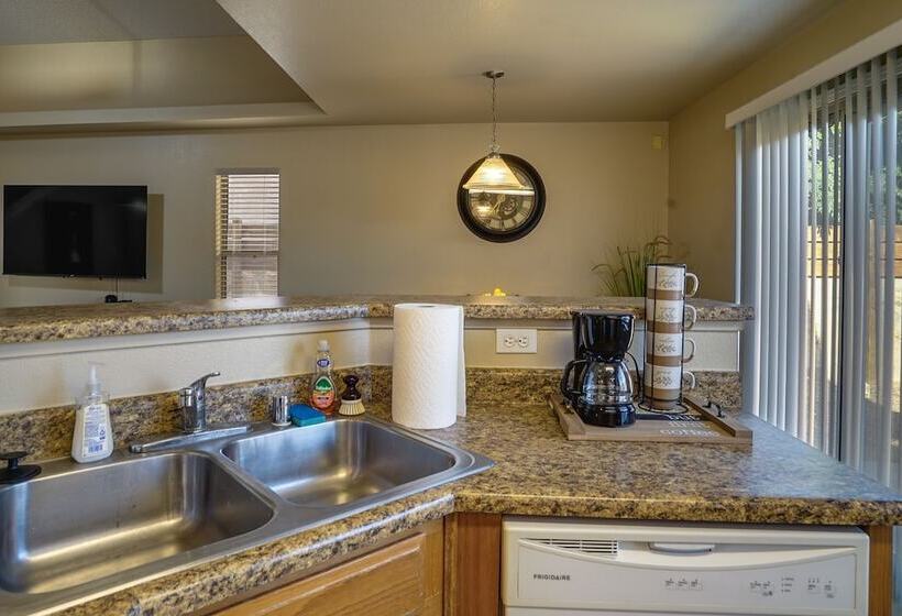 Sunny El Paso Home W/ Private Yard!