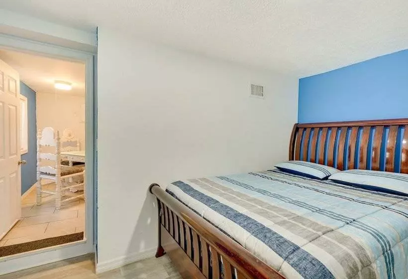 Sunny Hudson Home W/ Private Yard & Fire Pit!