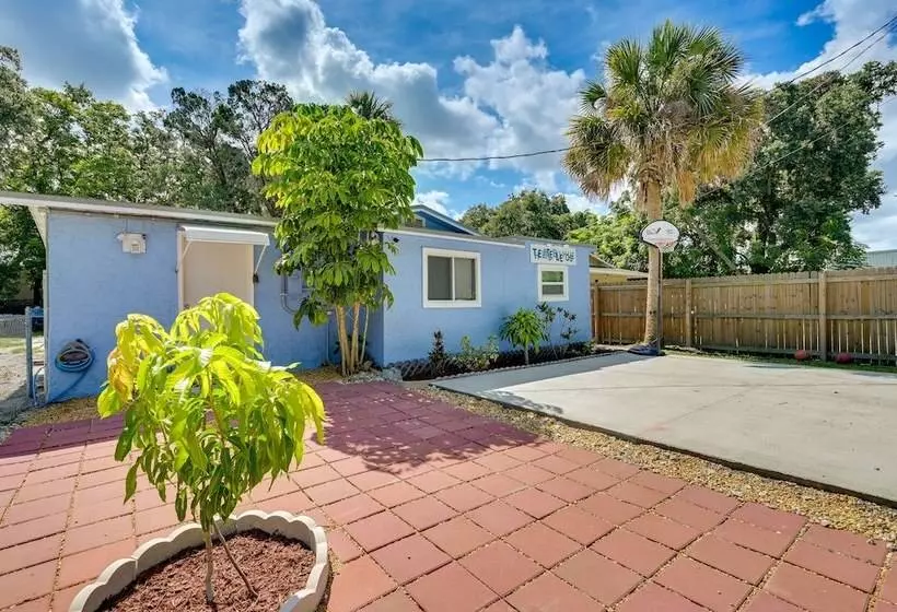 Sunny Hudson Home W/ Private Yard & Fire Pit!