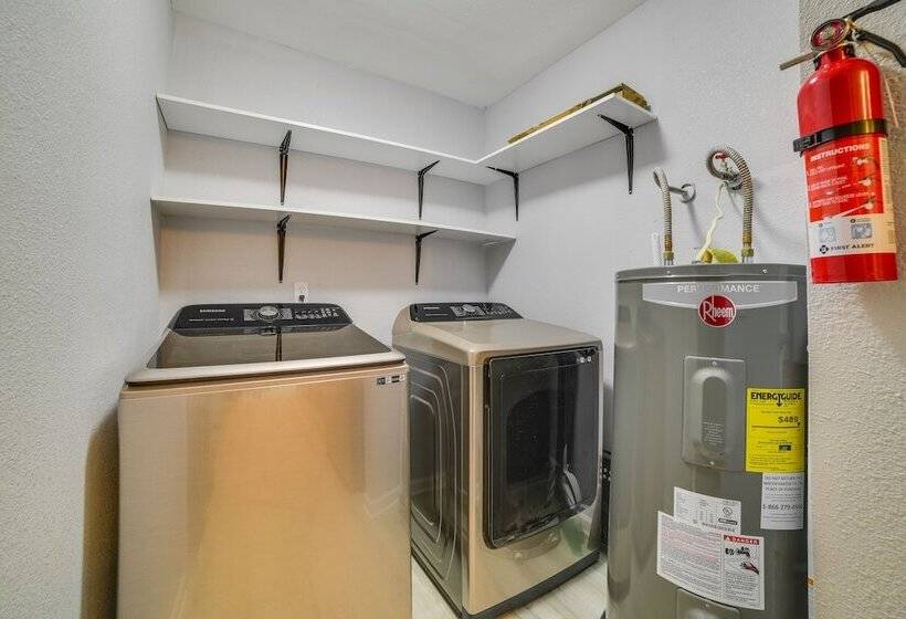 Tallahassee Home W/ Private Deck: 4 Mi To Downtown