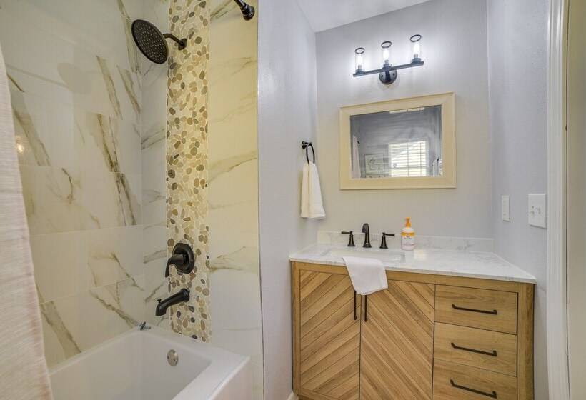 Tallahassee Home W/ Private Deck: 4 Mi To Downtown