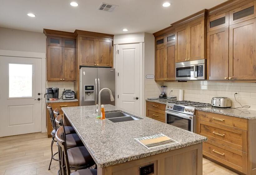 Toquerville Home W/ Mtn Views, Near State Parks!