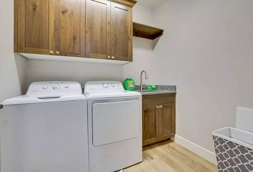 Toquerville Home W/ Mtn Views, Near State Parks!