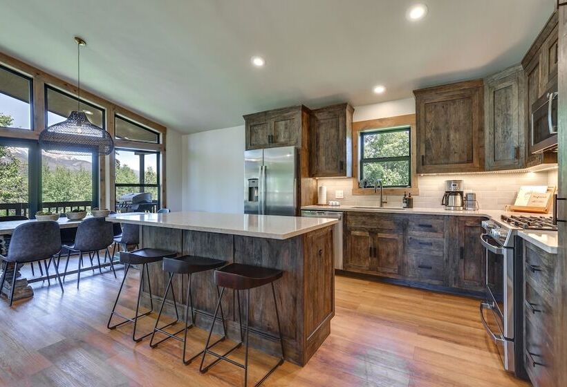 Updated Silverthorne Home W/ Hot Tub & Mtn Views!