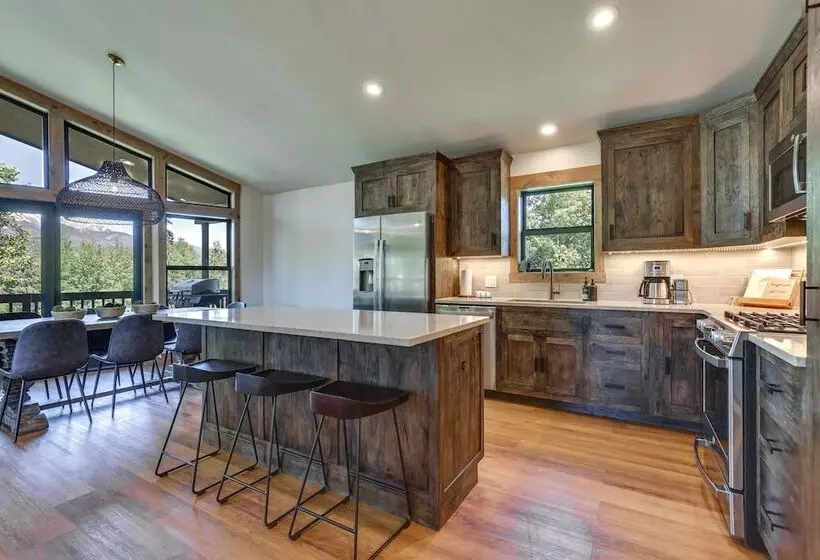 Updated Silverthorne Home W/ Hot Tub & Mtn Views!