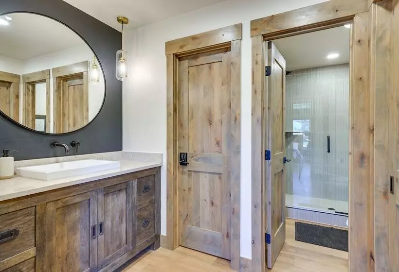 Updated Silverthorne Home W/ Hot Tub & Mtn Views!