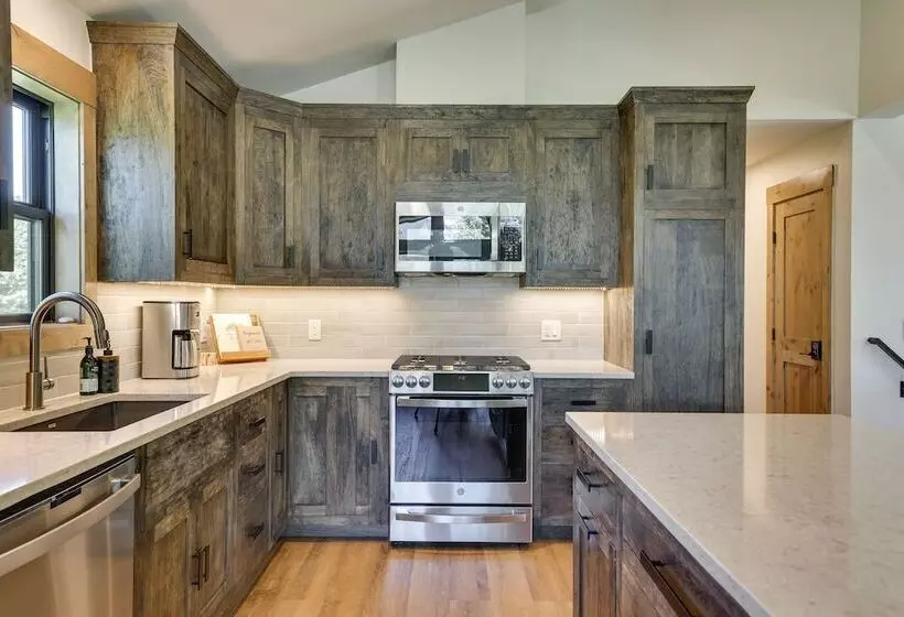 Updated Silverthorne Home W/ Hot Tub & Mtn Views!