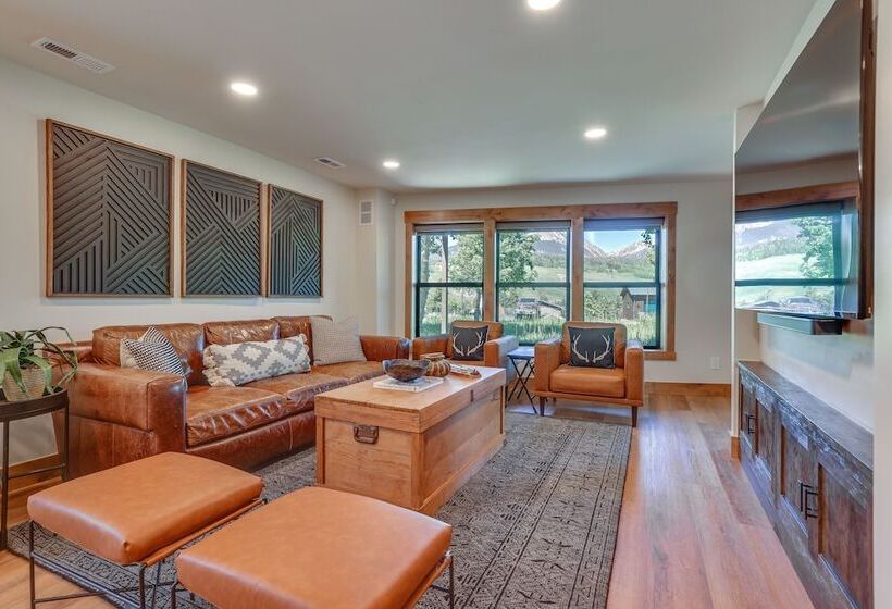 Updated Silverthorne Home W/ Hot Tub & Mtn Views!