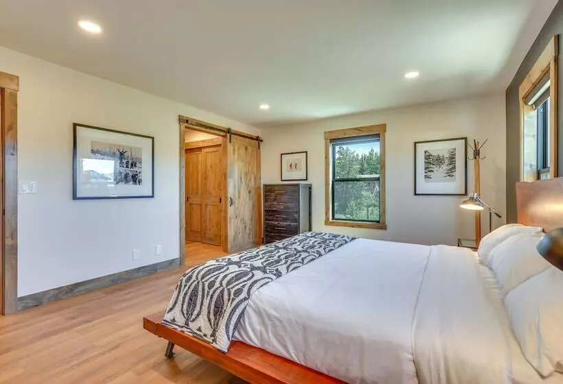 Updated Silverthorne Home W/ Hot Tub & Mtn Views!