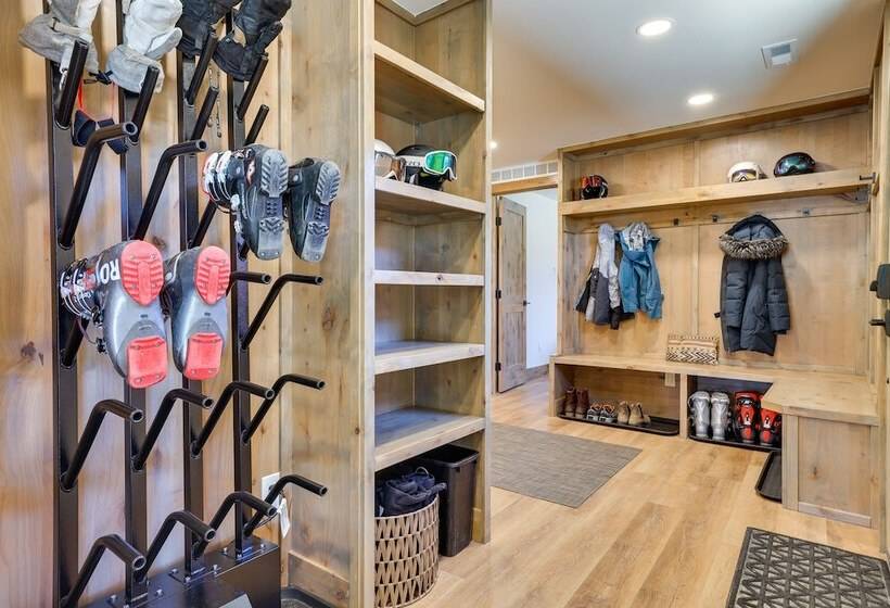 Updated Silverthorne Home W/ Hot Tub & Mtn Views!