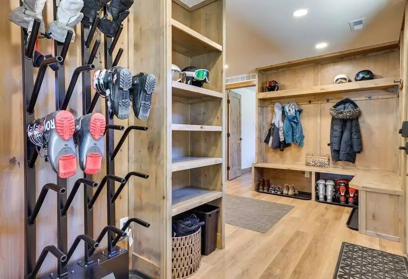 Updated Silverthorne Home W/ Hot Tub & Mtn Views!