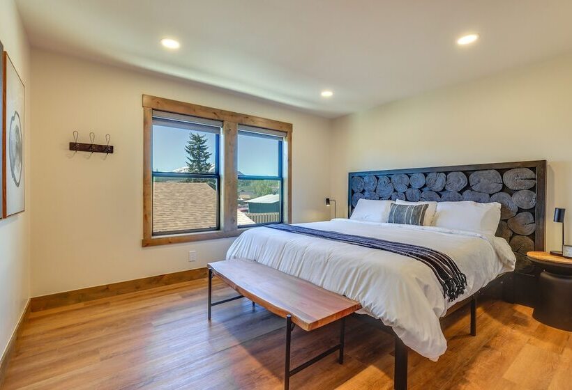 Updated Silverthorne Home W/ Hot Tub & Mtn Views!