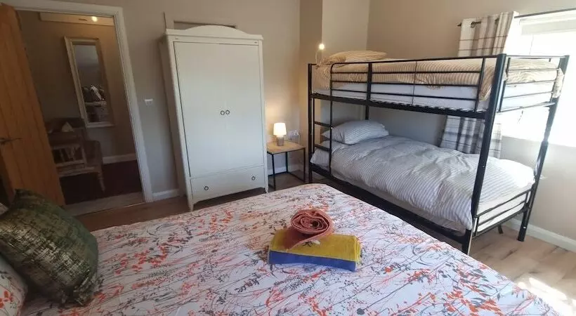 Frontview Cottage   Sleeps 6