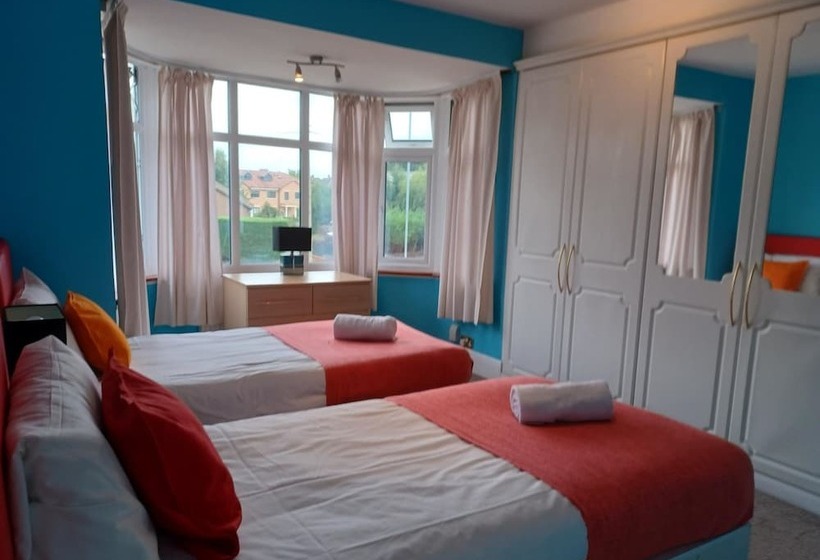 Пансион Crawley Green House   Huku Kwetu