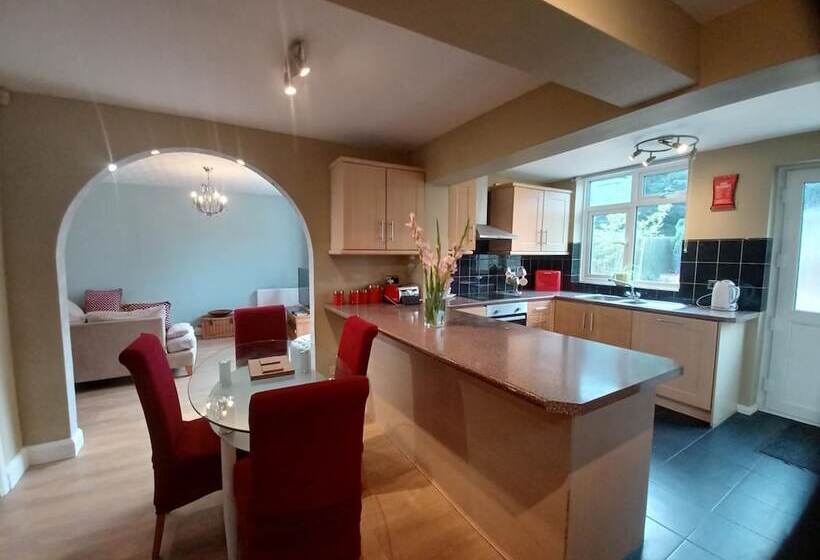 Пансион Crawley Green House   Huku Kwetu