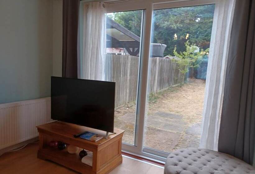 Пансион Crawley Green House   Huku Kwetu