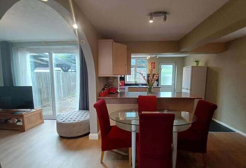 Пансион Crawley Green House   Huku Kwetu