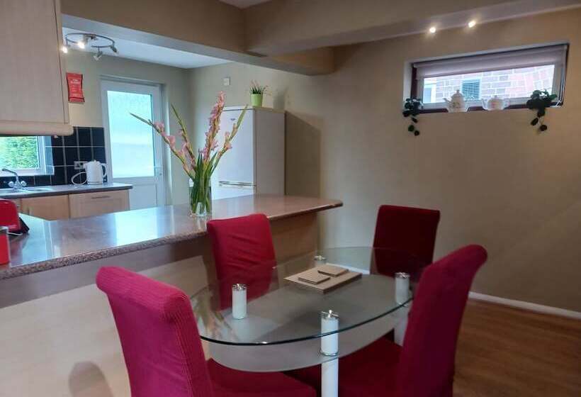 Пансион Crawley Green House   Huku Kwetu