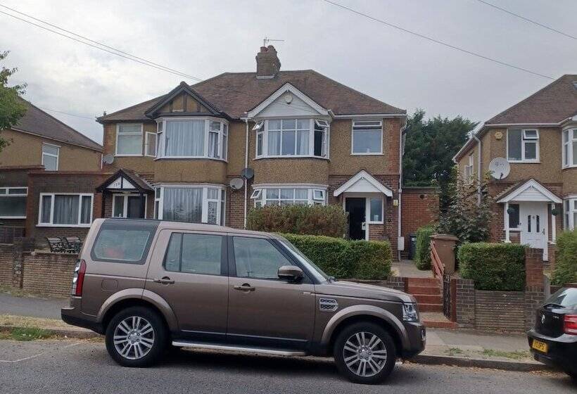 Пансион Crawley Green House   Huku Kwetu