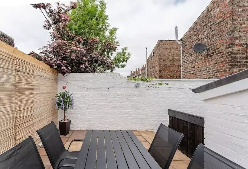اقامتگاه Swan House 3 Bed Town House York   Up To 5 Guests